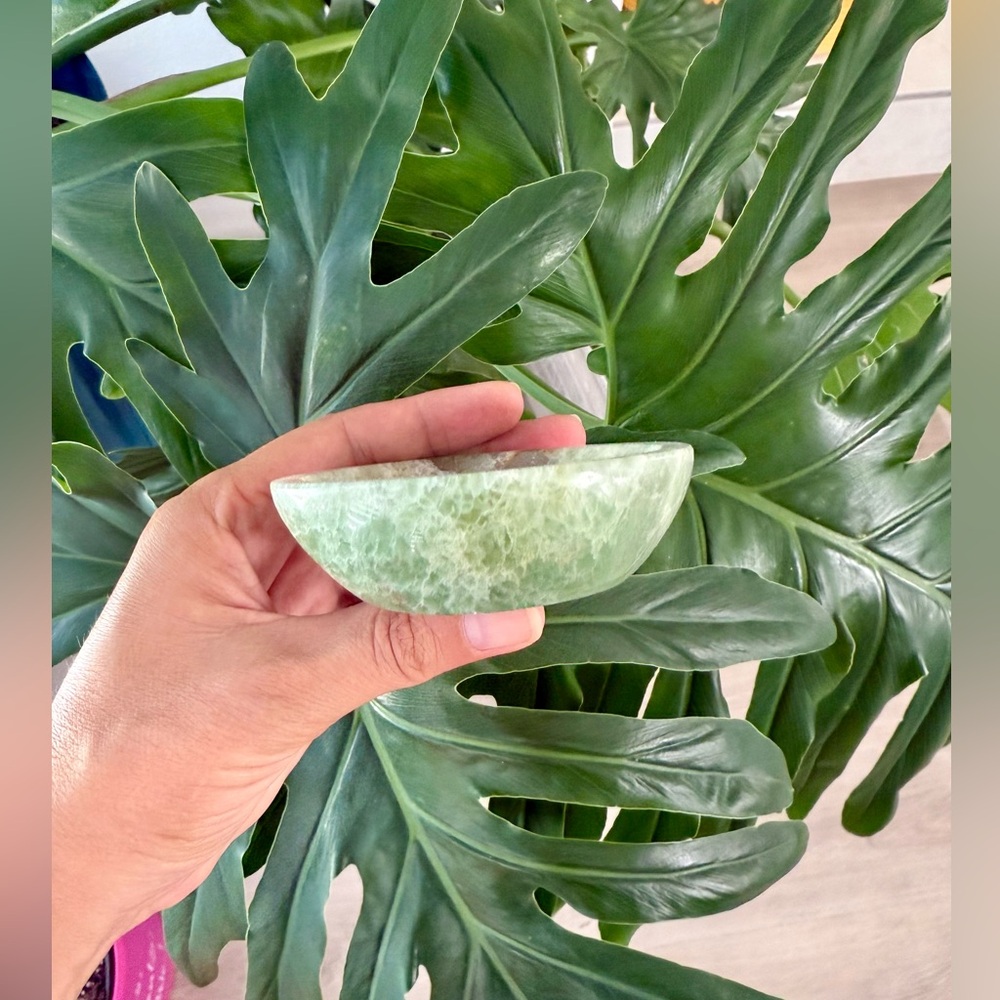 Green Fluorite bowl - Picture 2 of 7